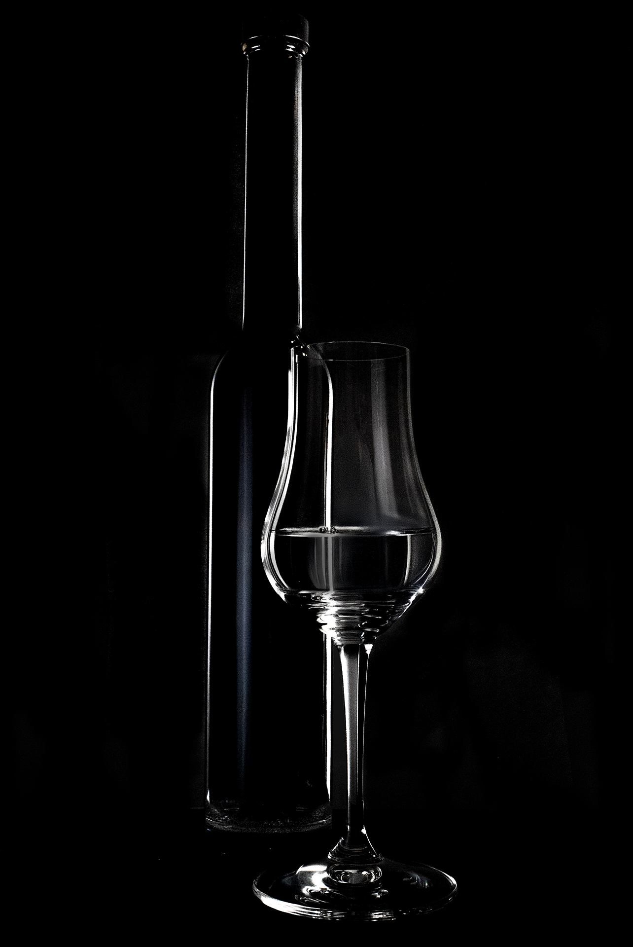 Ein gefülltes Edelbrand-Glas.