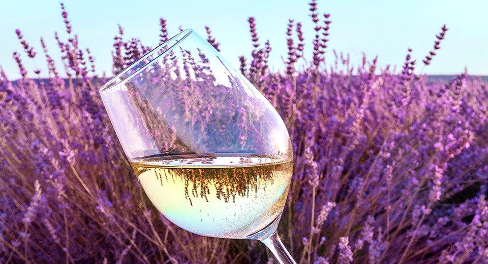 Weißwein und Lavendel
