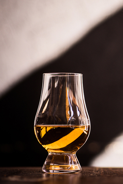 Ein gefülltes Whisky-Glas