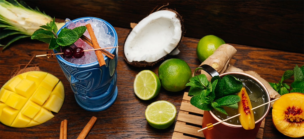 Cocktails, Früchte und Kokosnuss