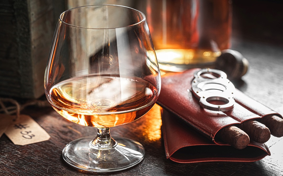 Rumglas mit Zigarren