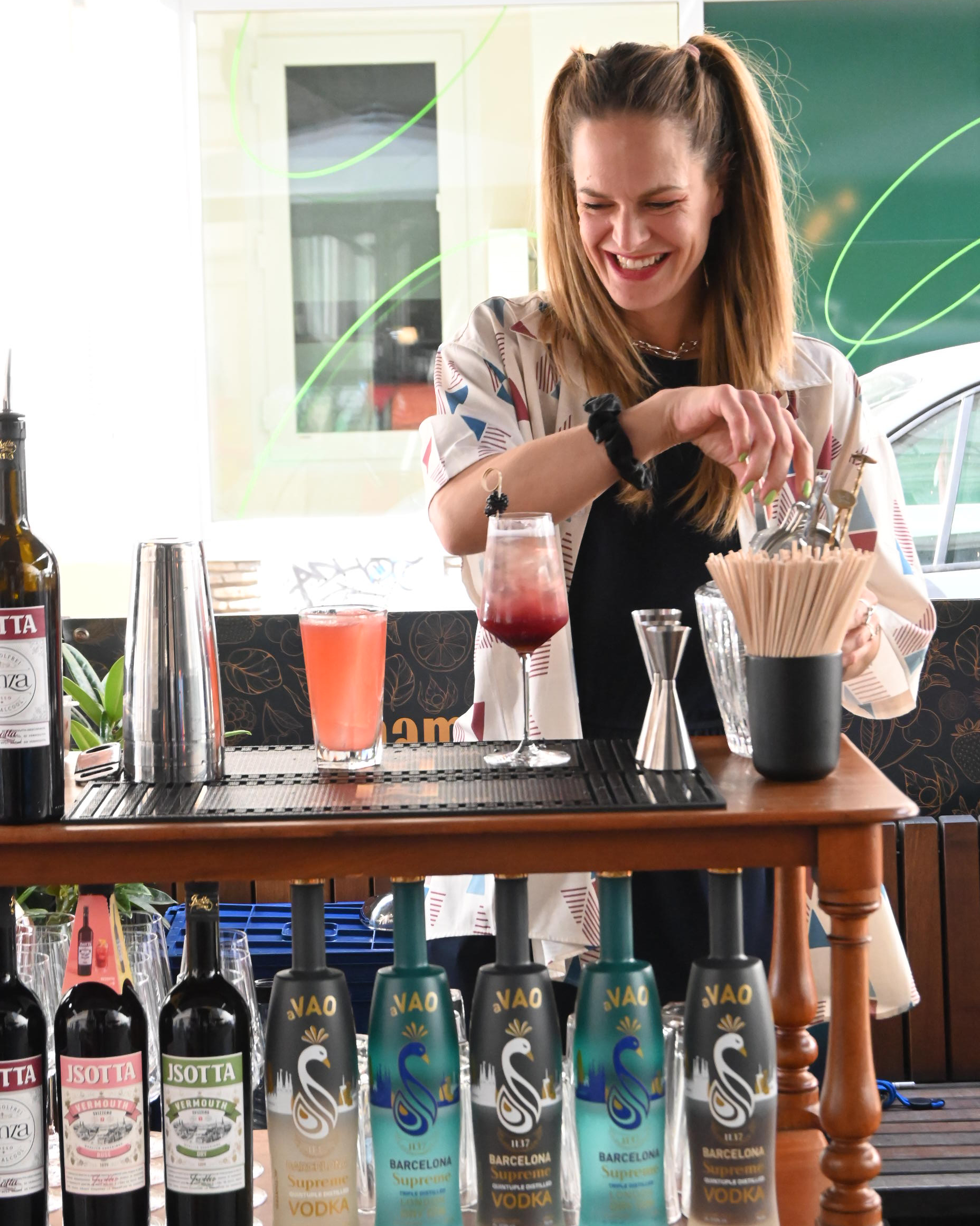 Frau mixt Cocktails