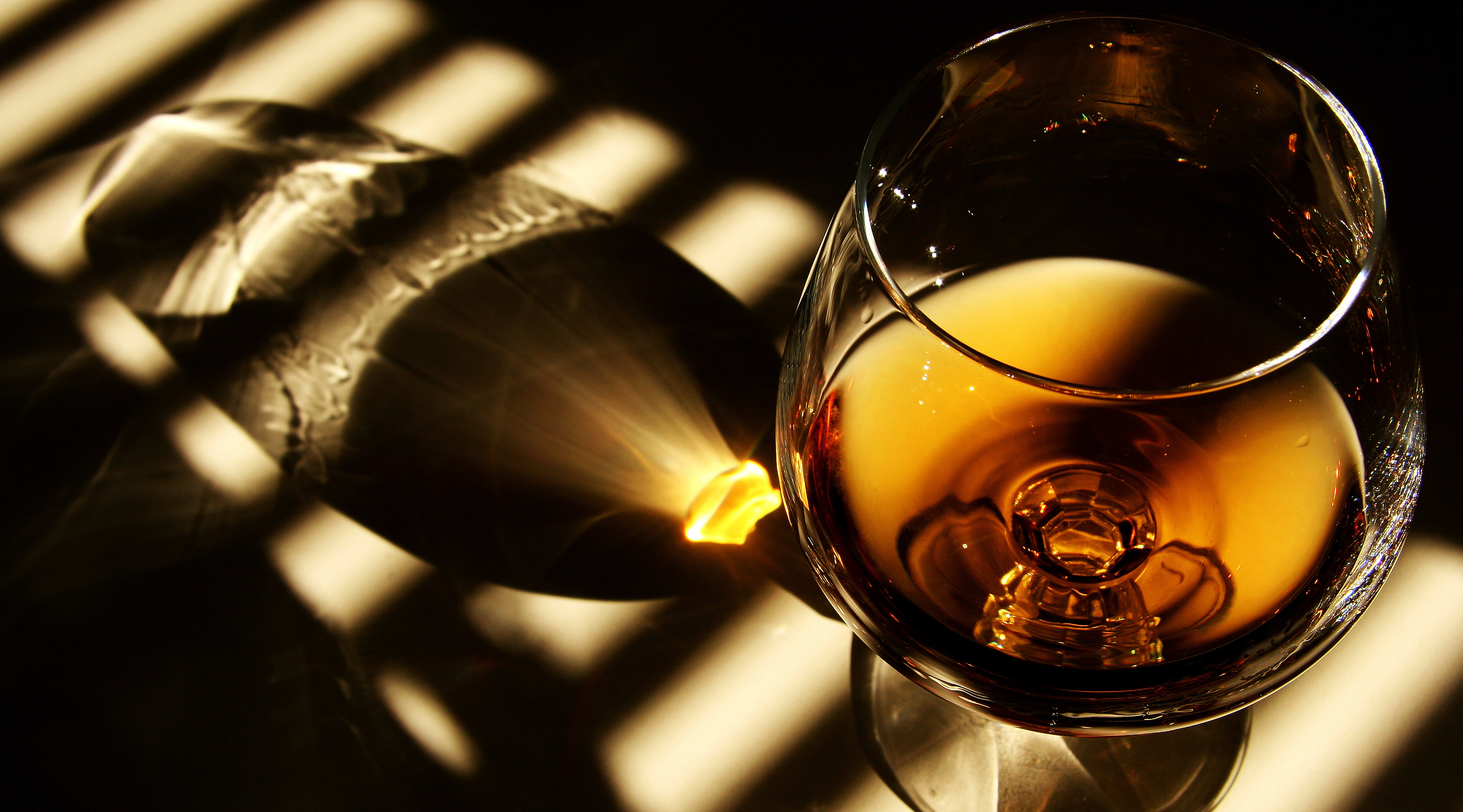 Ein Cognac Glas mit Schattenverlauf.