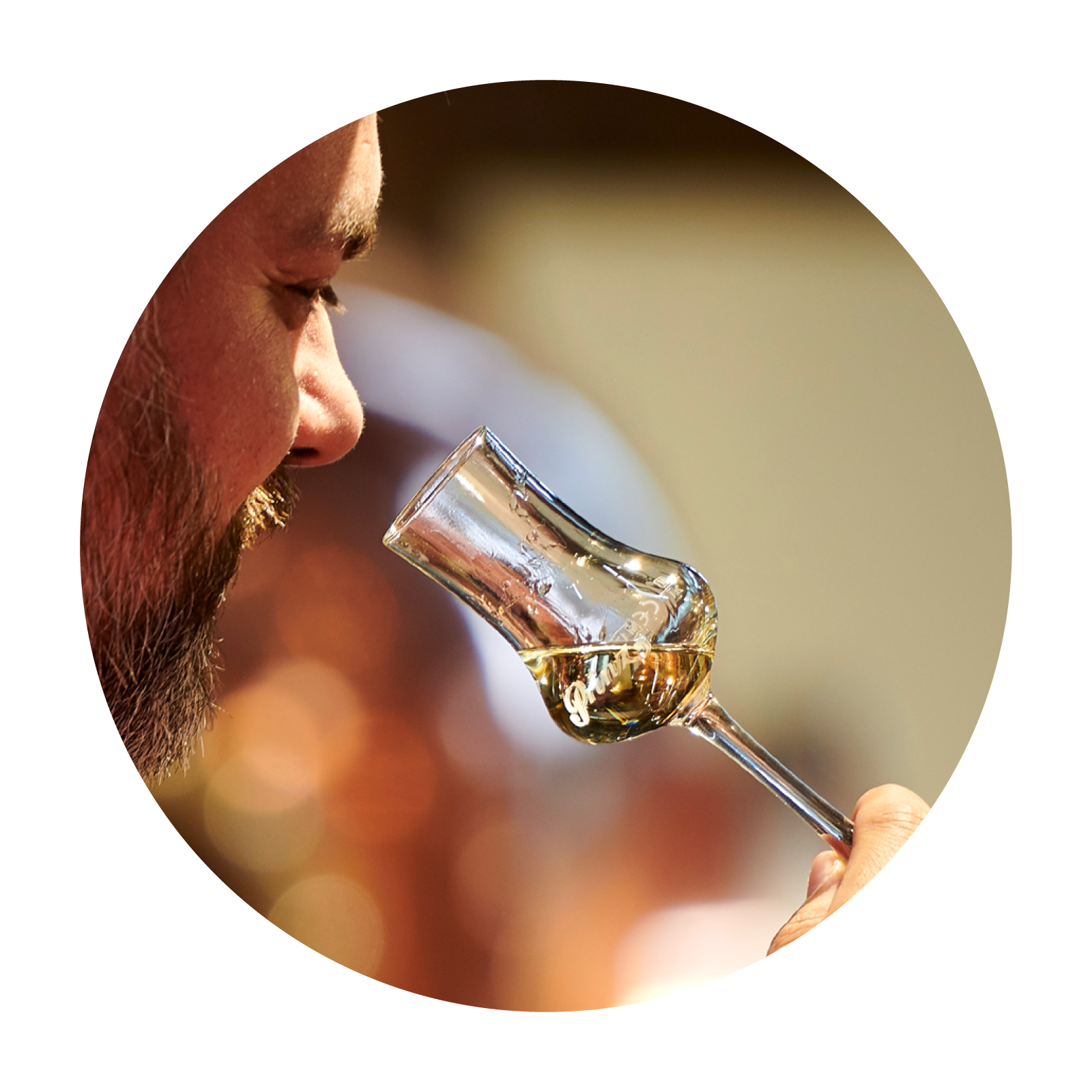 Riechen an Schnapsglas