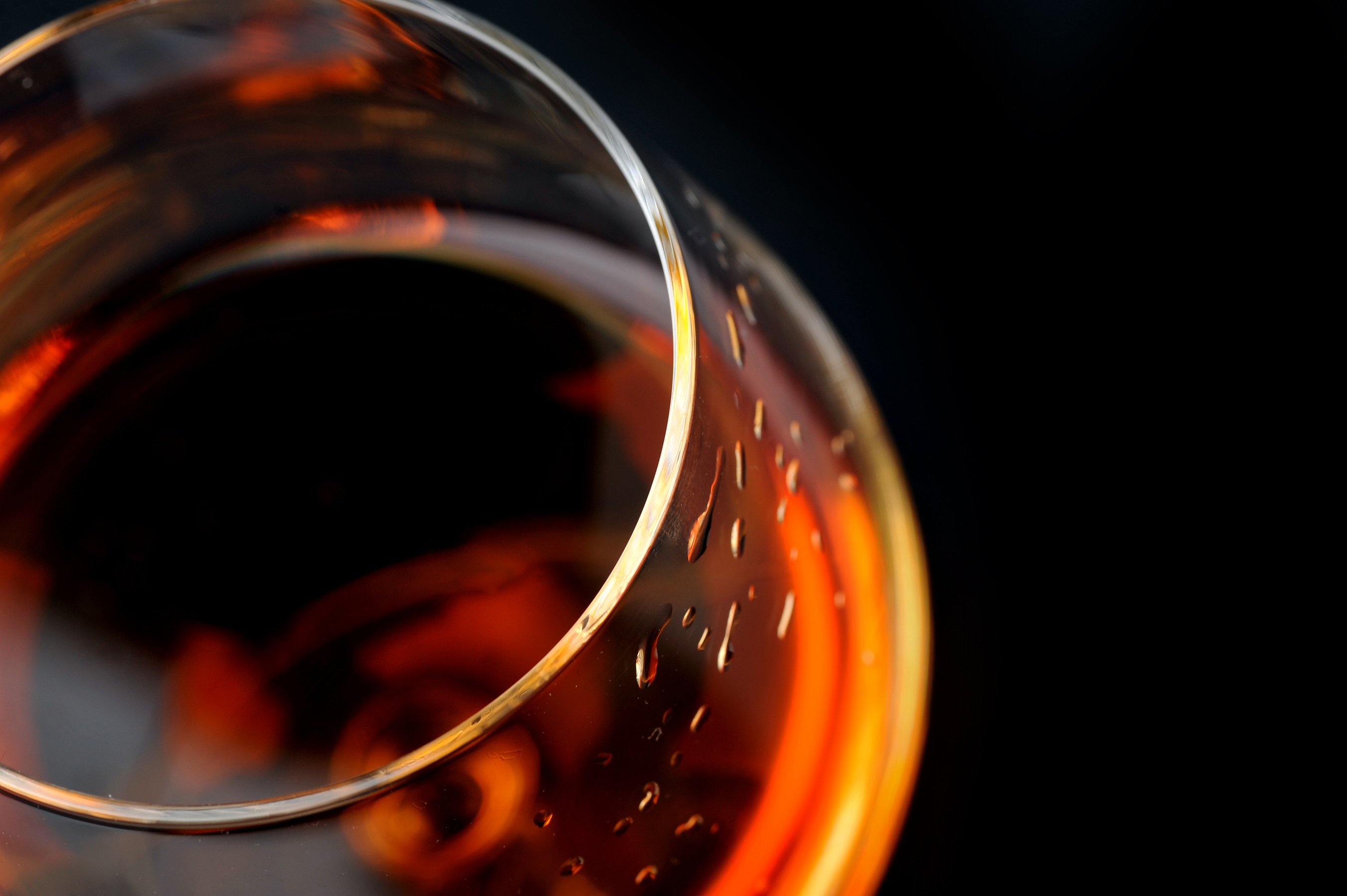 Ein gefülltes Cognacglas.