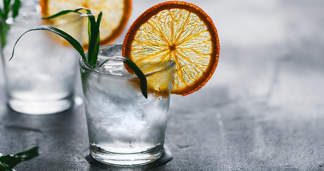 Vodka im Glas mit Orangenscheibe