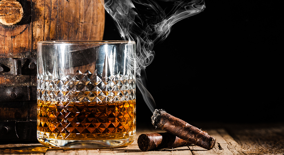 Rumglas und Zigarre