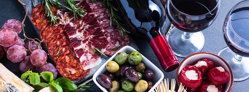 Antipasti und Rotwein